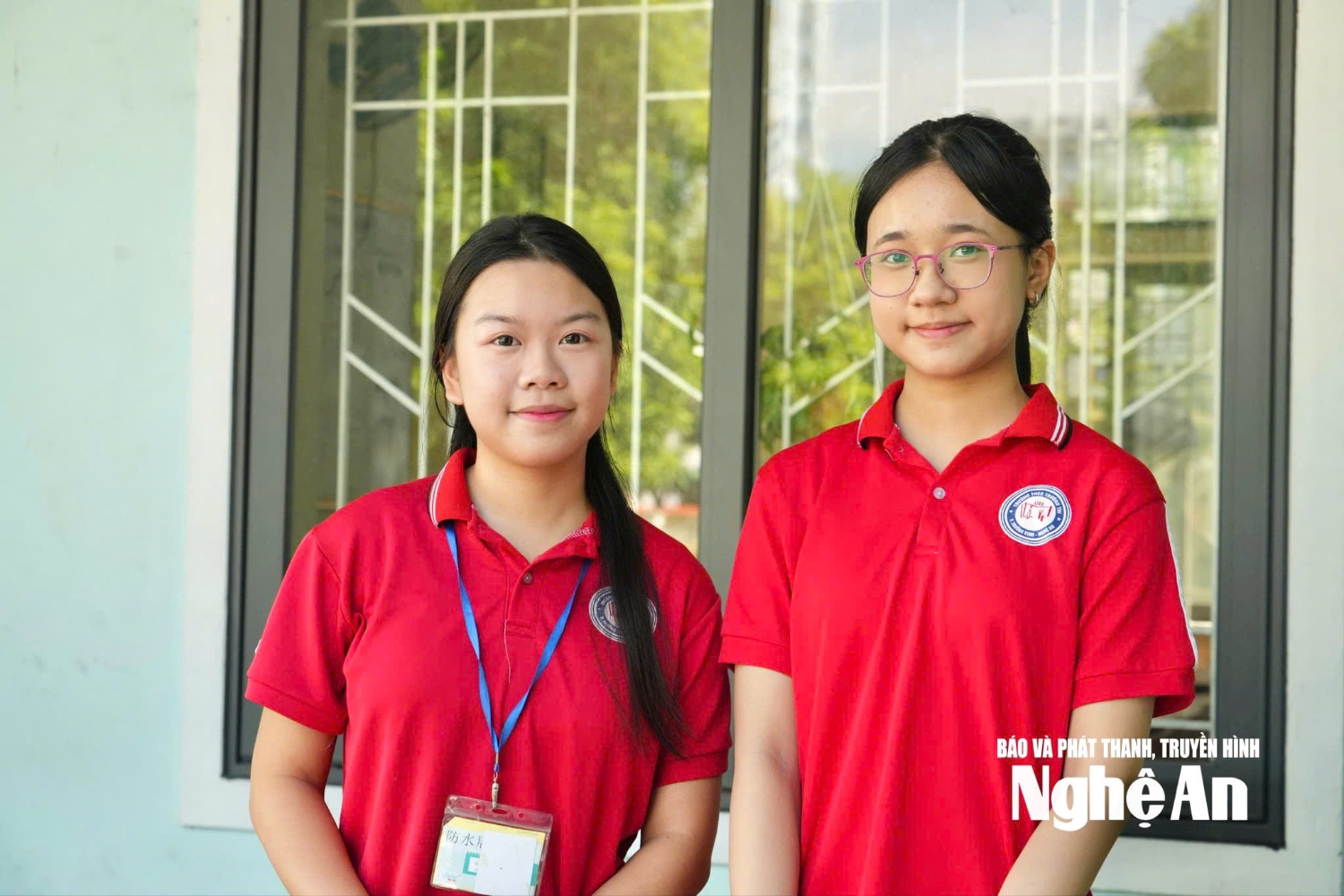 Hai gương mặt xuất sắc Trần Ngọc Minh Phương và Phạm Thùy Chi – niềm tự hào của trường THCS Trường Thi tại kỳ thi vào Chuyên Phan Bội Châu.