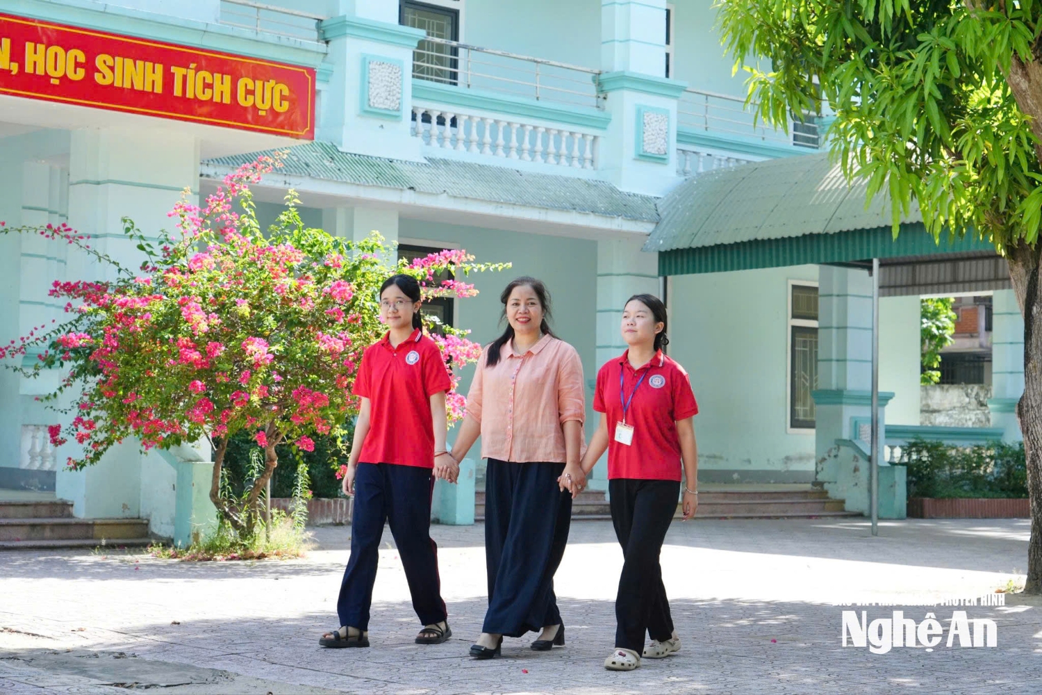 3 cô trò nắm tay cười